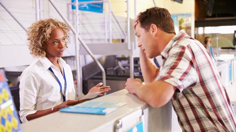 Mann beschwert sich am Flughafen