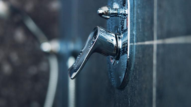 Dusche mit Armatur