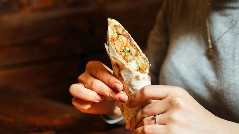 Frau mit Wrap in der Hand