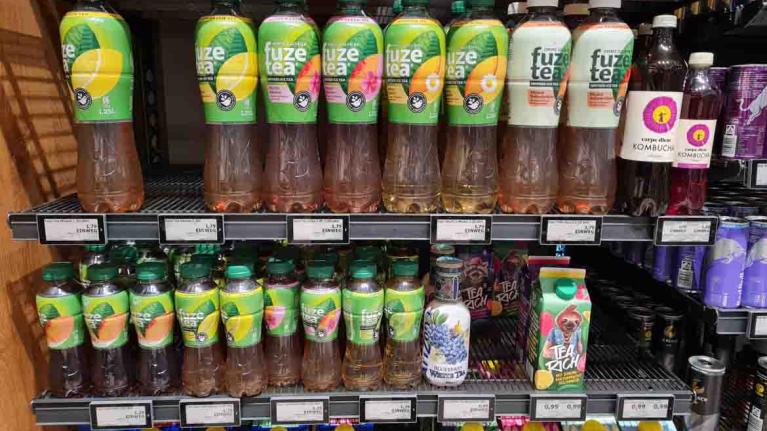 Flaschen mit Getränk Fuze Tea von Coca-Cola im Regal