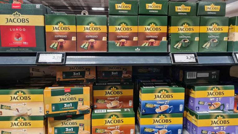 Mogelpackung: Kaffesticks von Jacobs im Supermarktregal