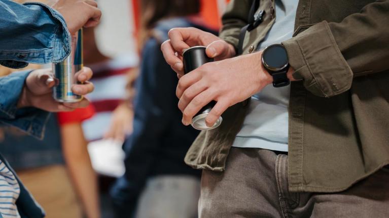 Menschen mit Dose in der Hand