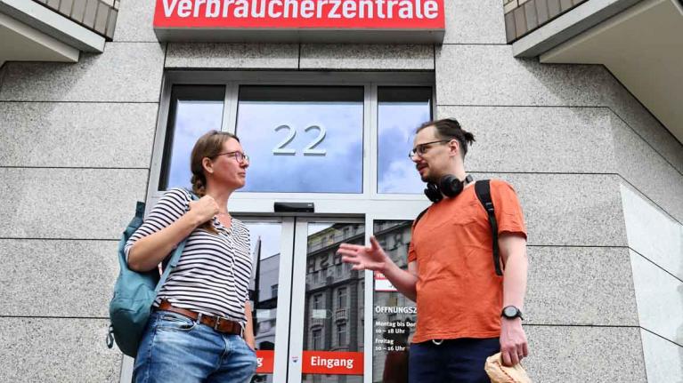Mitarbeiter vor dem Eingang der Verbraucherzentrale