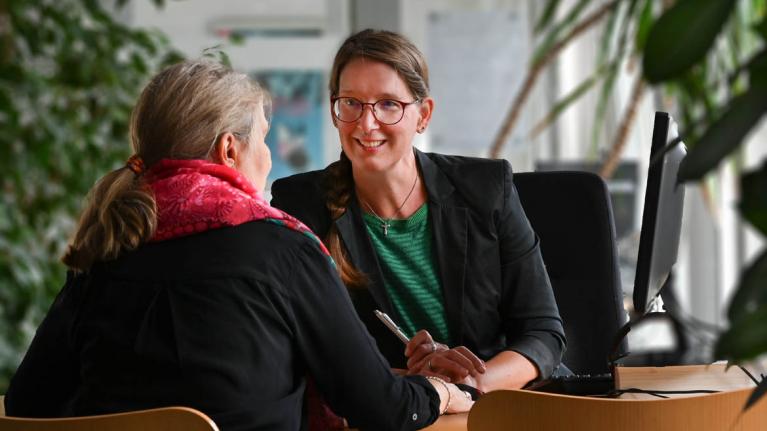 Mitarbeiterin der Verbraucherzentrale bei der Beratung