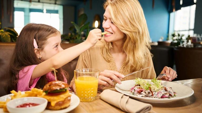 Mutter und Tochter essen im Restaurant