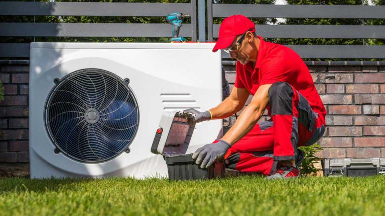 Wärmepumpe im Garten mit Techniker