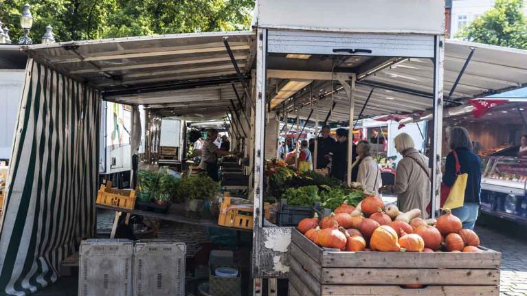 Verkaufsstand mit Obst und Gemüse auf einem Wochenmarkt in Hamburg