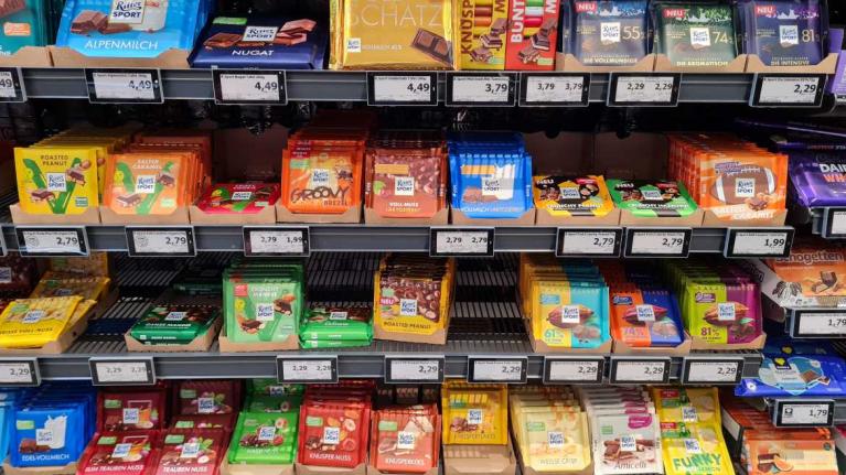 Ritter-Sport-Produkte im Supermarktregal