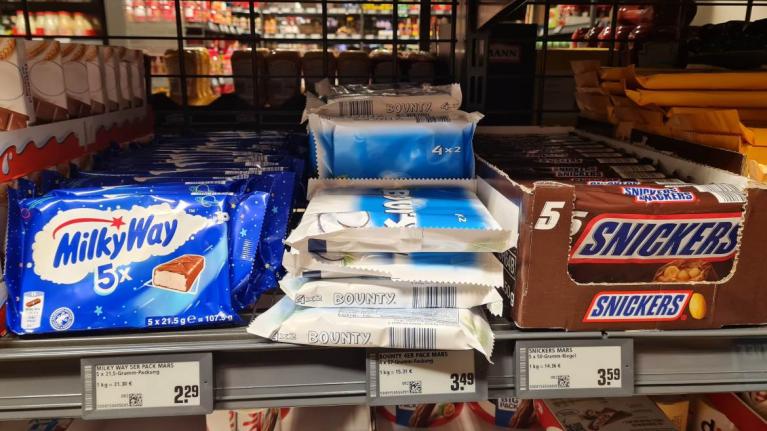 Supermarktregal mit Milky Way 