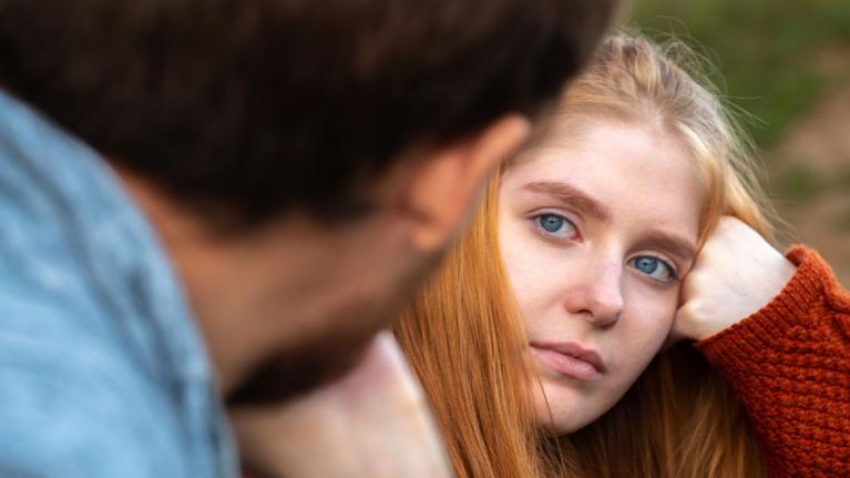 Frau guckt ernst in die Kamera 