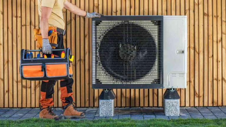 Wärmepumpe im Garten mit Techniker 