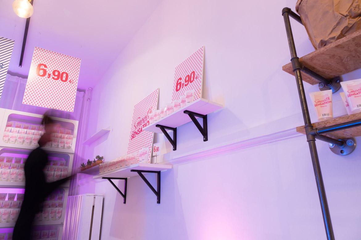 Pink Tax: Equalicare Smooth Sensation in Pop-up-Boutique mit Frau (1170)