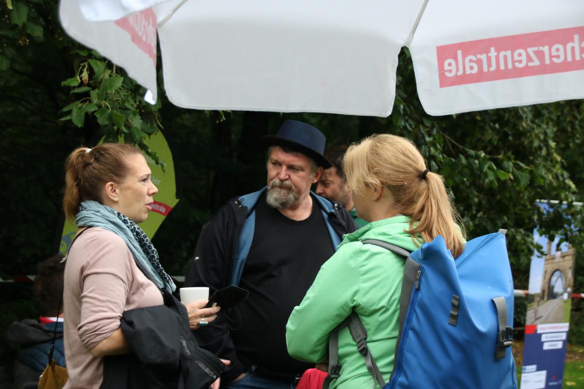 Quartier Harburg: Gespräch am Infostand der Verbraucherzentrale bei Harburg feiert Vielfalt am 29. August 2021