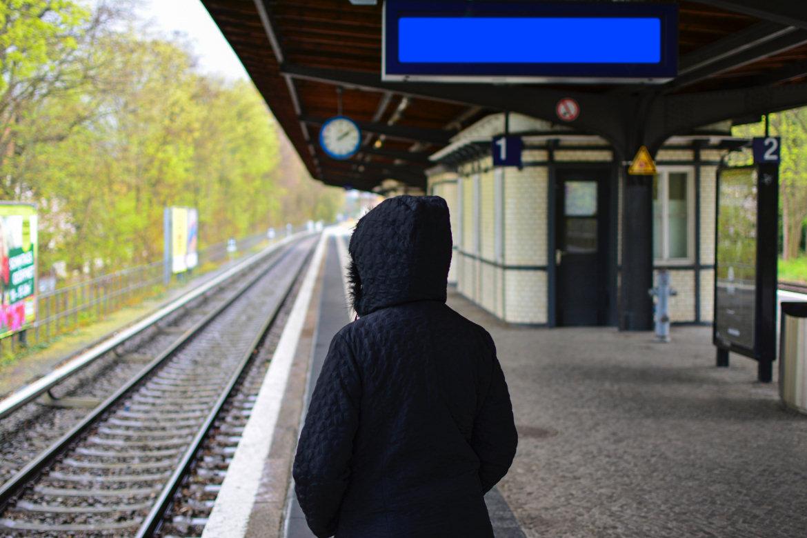 Person am Bahnsteig