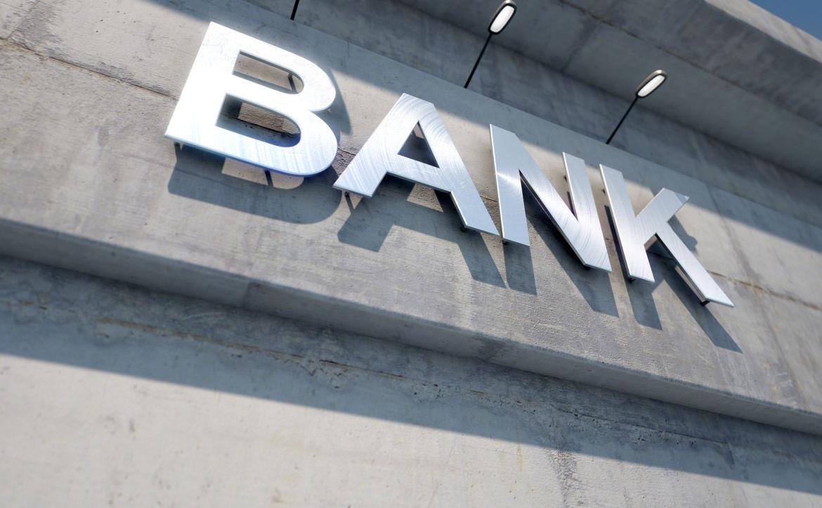 Schriftzug Bank auf grauem Beton