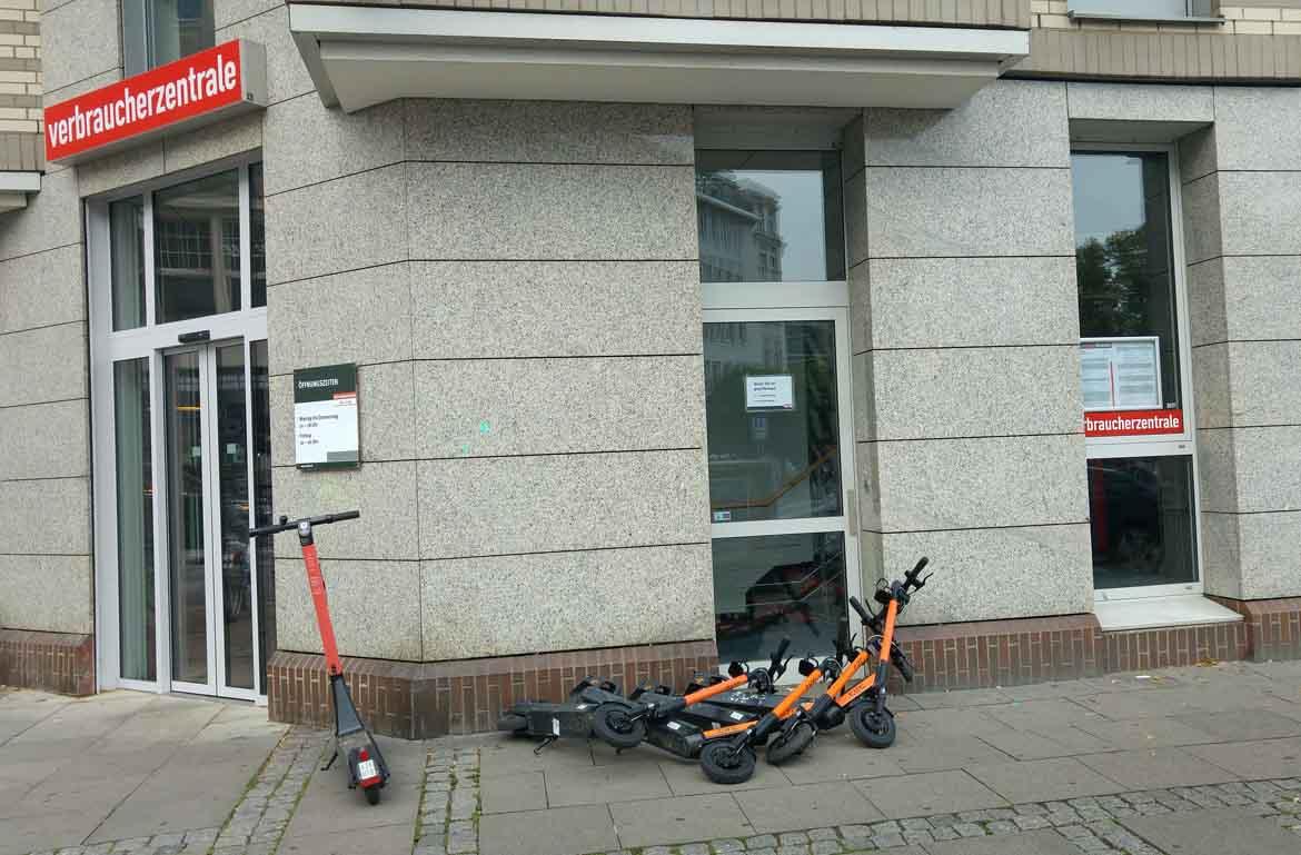 E-Scooter vor der Verbraucherzentrale