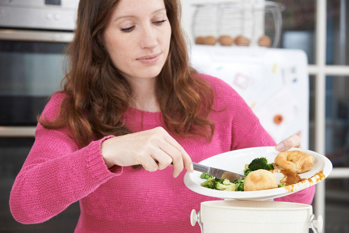Frau wirft essen weg