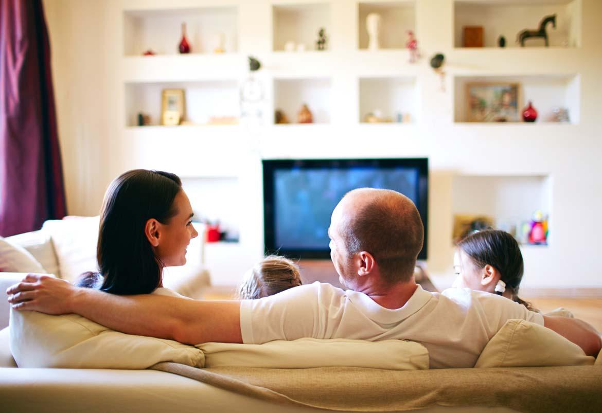 Familie schaut Fernsehen