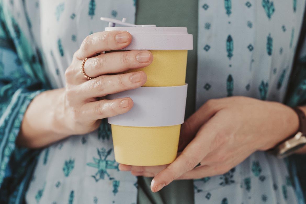 Frau mit Mehrwegbecher in der Hand