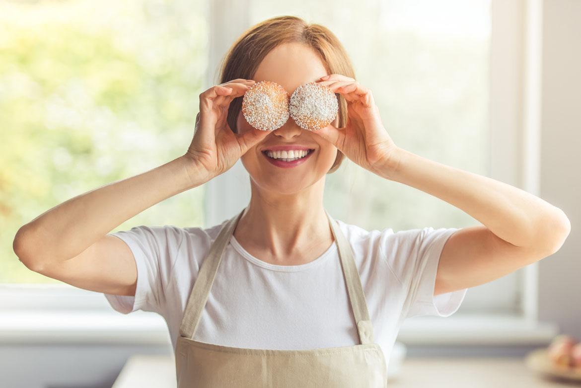 Frau mit Muffins vor den Augen