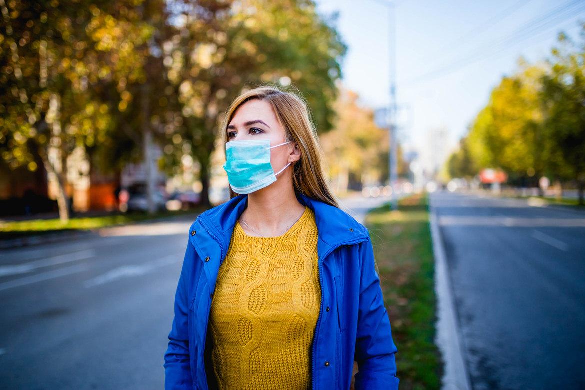Coronavirus: Frau mit Schutzmaske auf der Straße