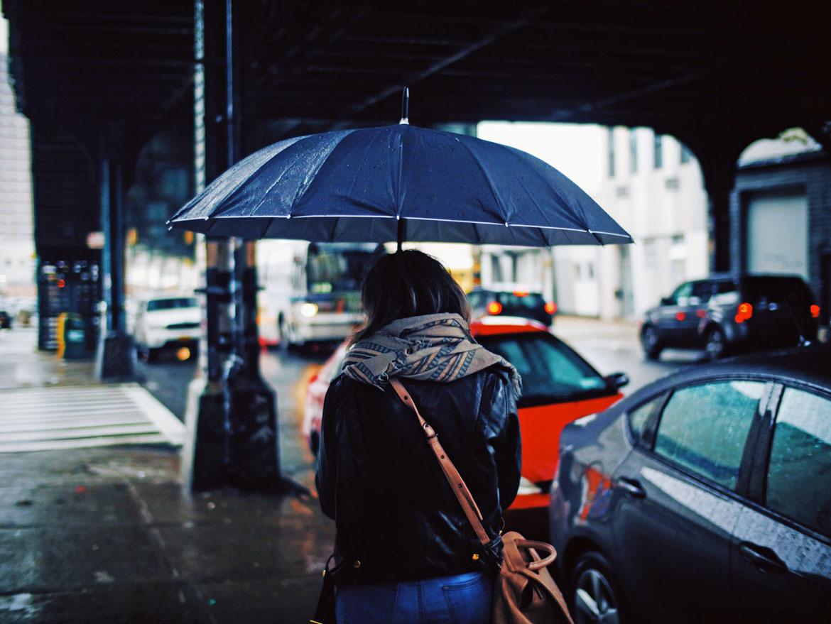 Frau mit Regenschirm