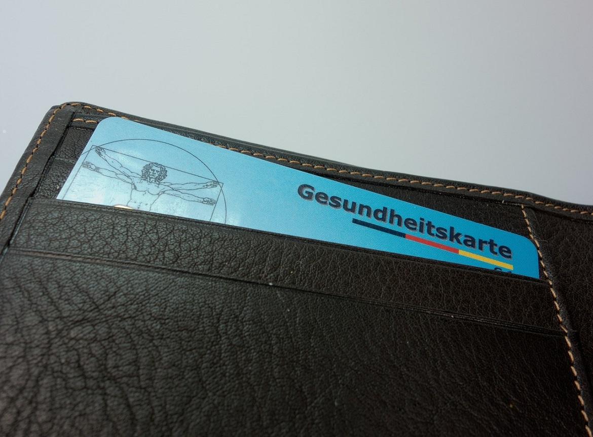 Gesundheitskarte in schwarzem Portemonnaie