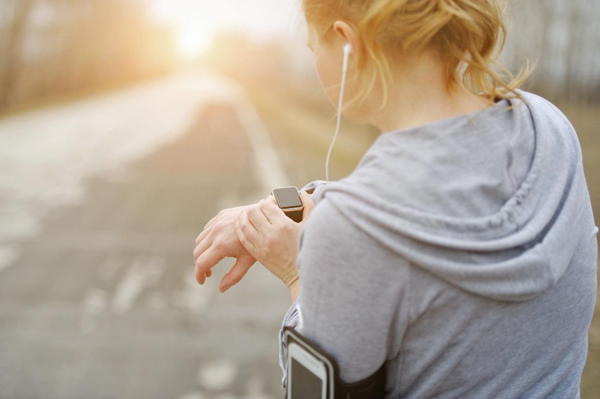 Frau beim Joggen mit Smartwatch
