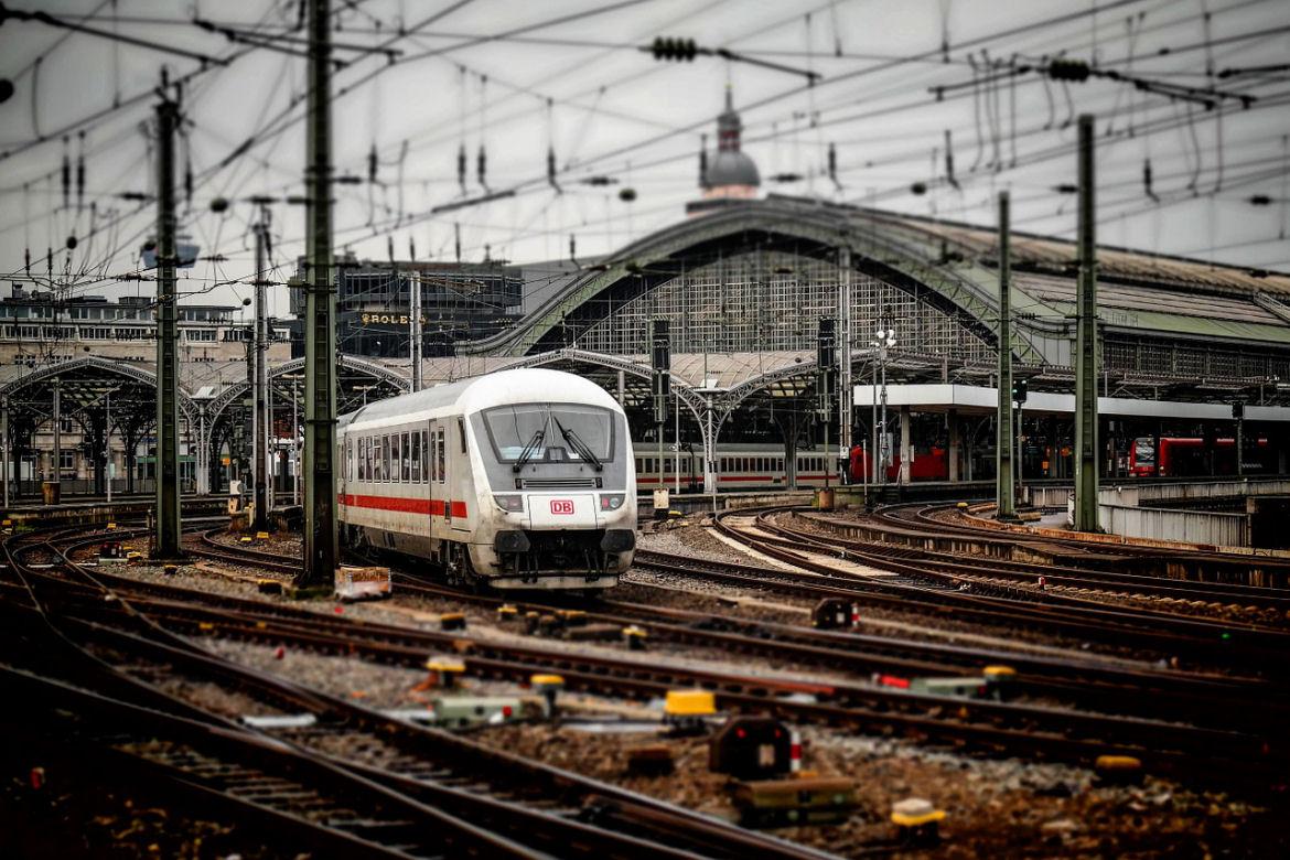ICE fährt aus dem Kölner Hauptbahnhof