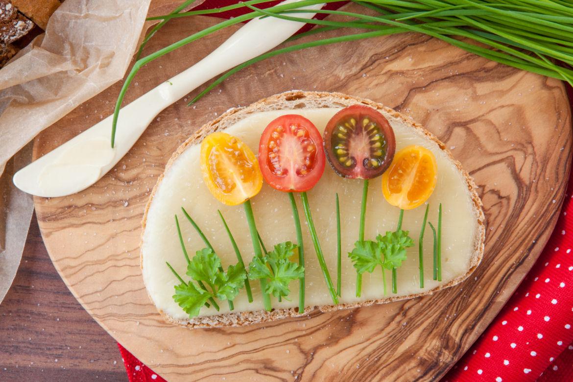 Käsebrot mit Tomaten und Kräutern