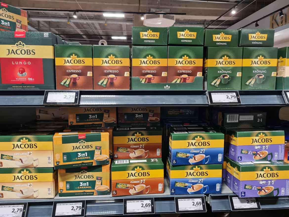 Mogelpackung: Kaffesticks von Jacobs im Supermarktregal