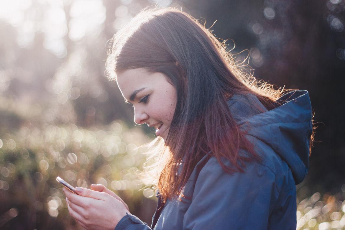 Mädchen mit Smartphone