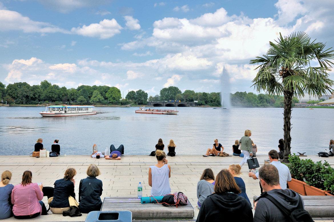 Menschen an der Alster