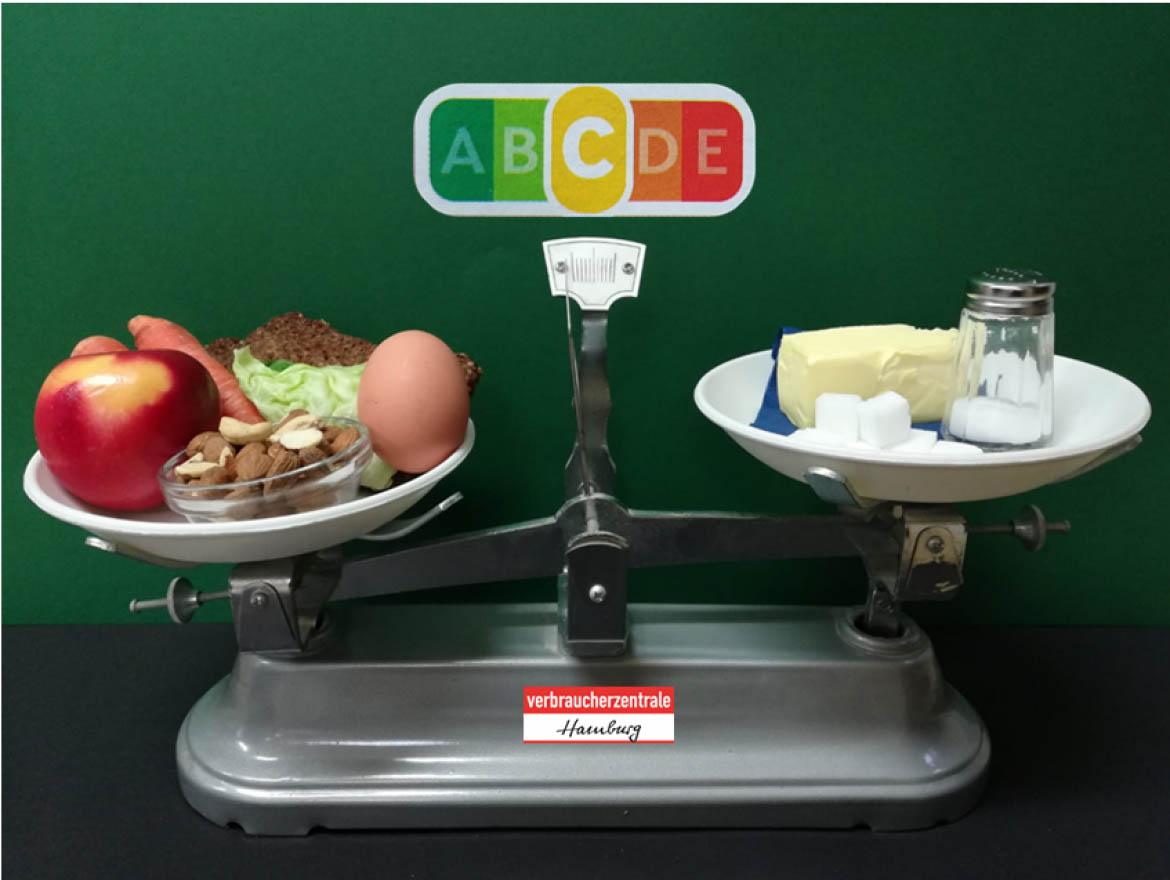Verschiedene Lebensmittel auf Waage zwischen Nutri-Score