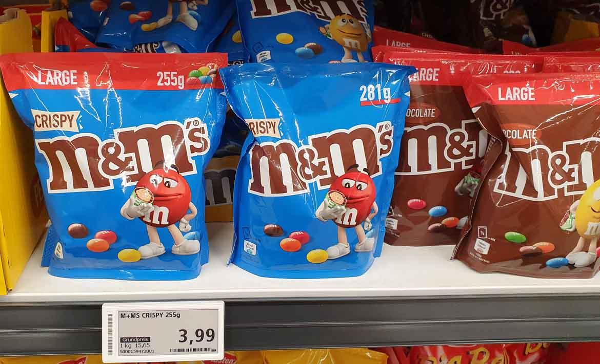 M&Ms in Packungen im Regal (2021)