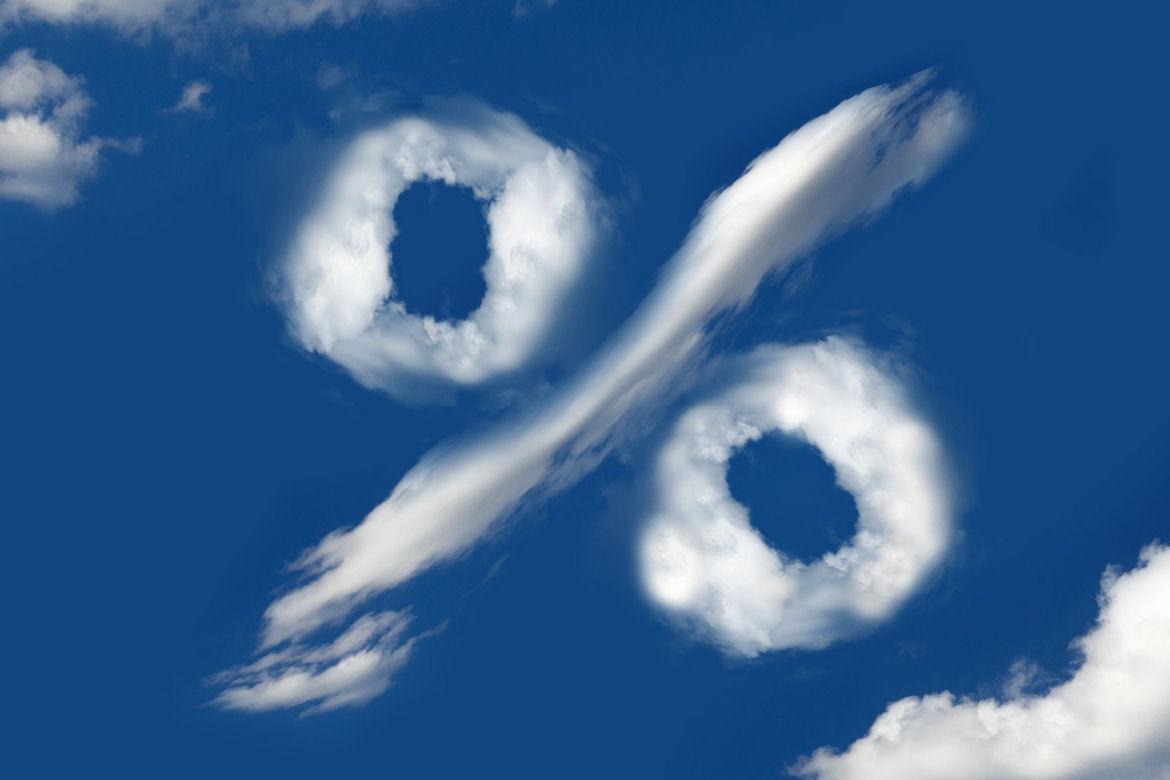 Wolken am Himmel, die ein Prozentzeichen formen