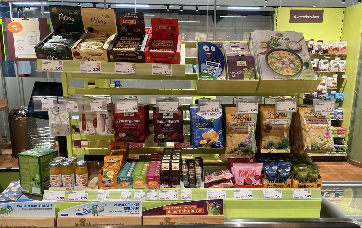 Quengelzone: Produkte im Kassenbereich bei Alnatura (2026)