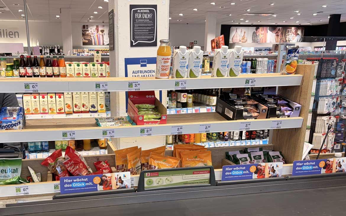 Quengelzone: Produkte im Kassenbereich bei Budni (2026)