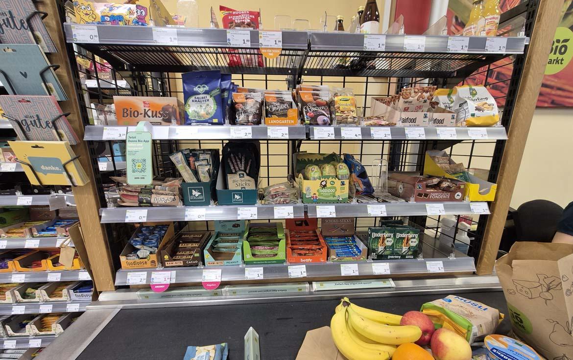 Quengelzone: Produkte im Kassenbereich bei Denn's (2026)