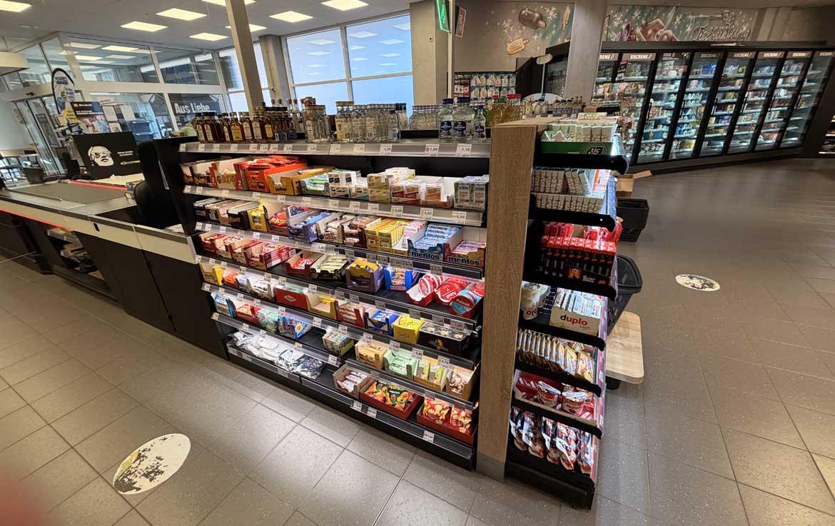 Quengelzone: Produkte im Kassenbereich bei Edeka (2026)