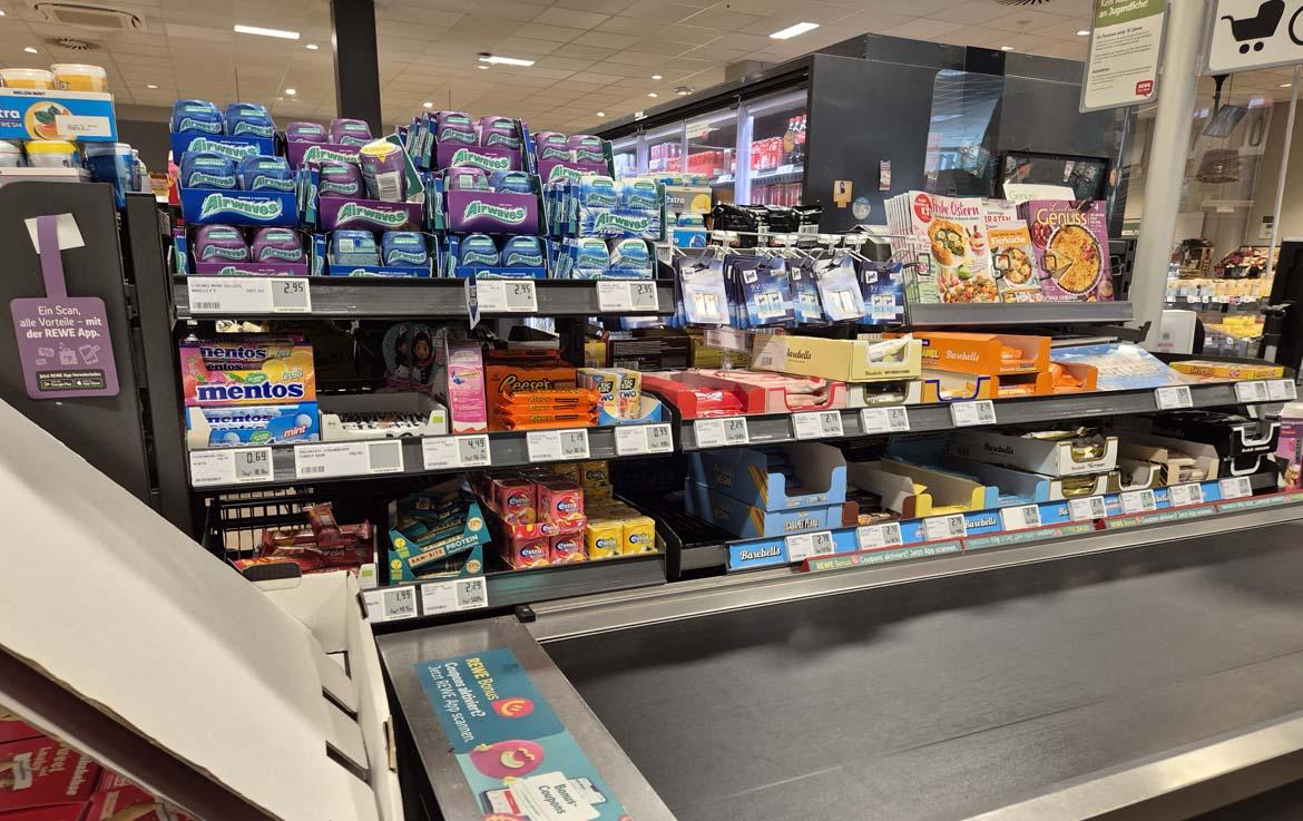 Quengelzone: Produkte im Kassenbereich bei Rewe (2026)