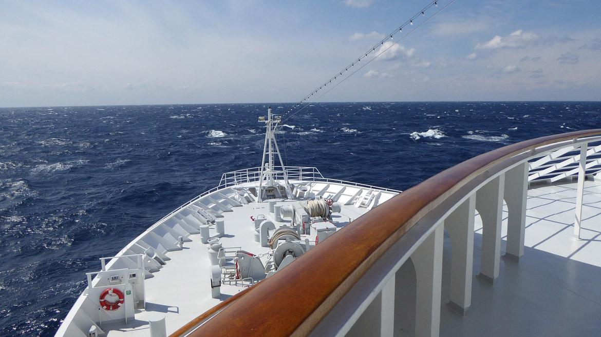 Bug eines Schiffes auf dem Meer