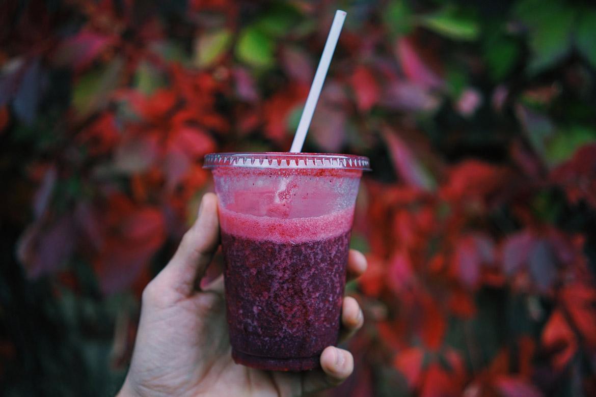Smoothie im Plastikbecher