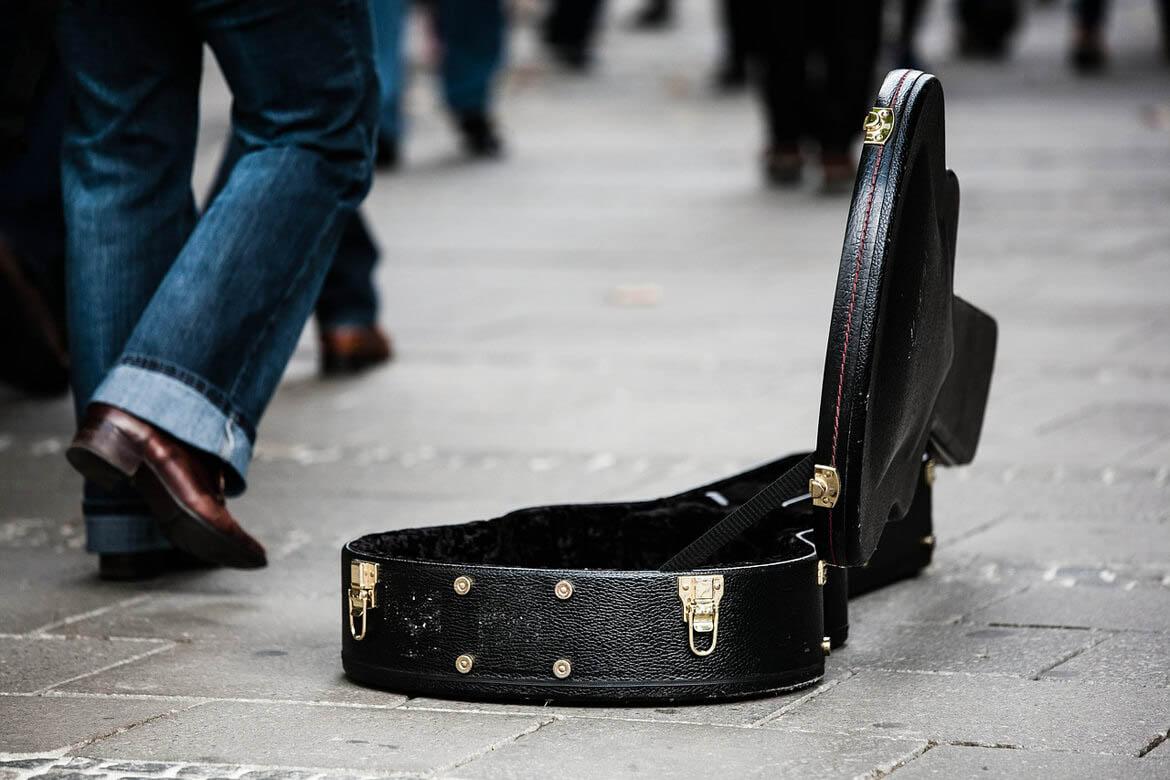 Geöffneter Gitarrenkoffer für Spenden