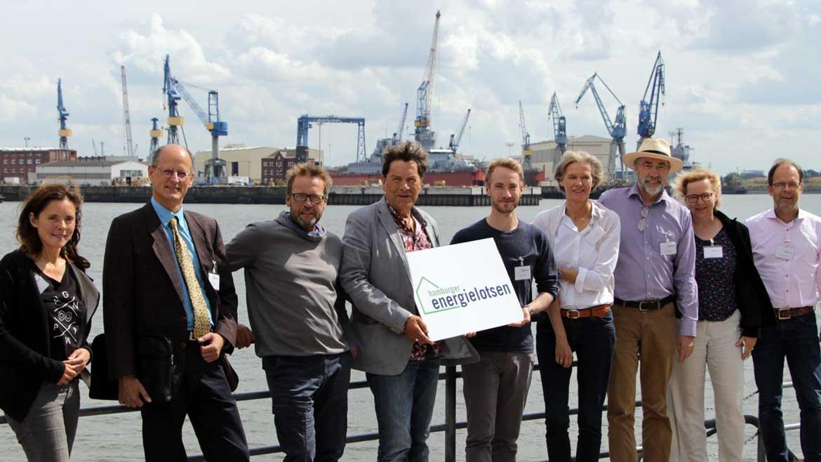 Hamburger Energielotsen: Teamfoto an der Elbe