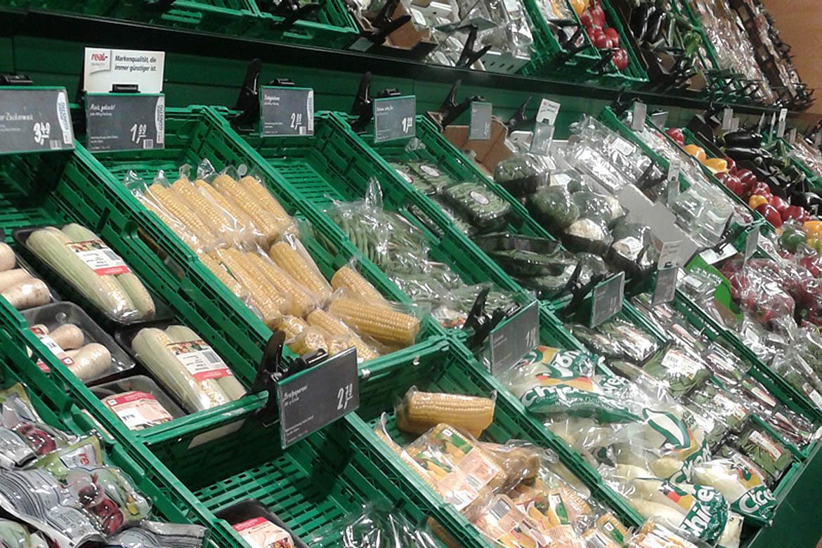 Obst und Gemüse in Plastik verpackt im Supermarkt