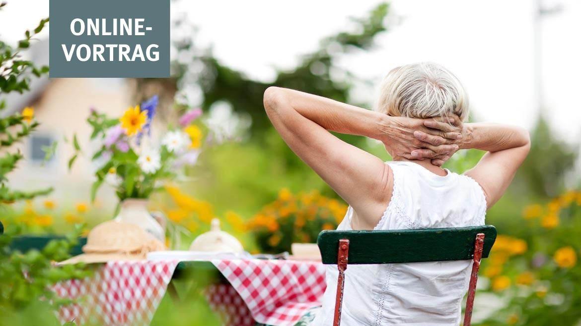Vorschaubild für Webinar: Was tun mit der Immobilie im Alter? - Frau sitzt im Garten und schaut auf ein Haus