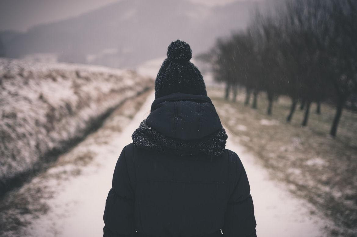 Person beim Winterspaziergang