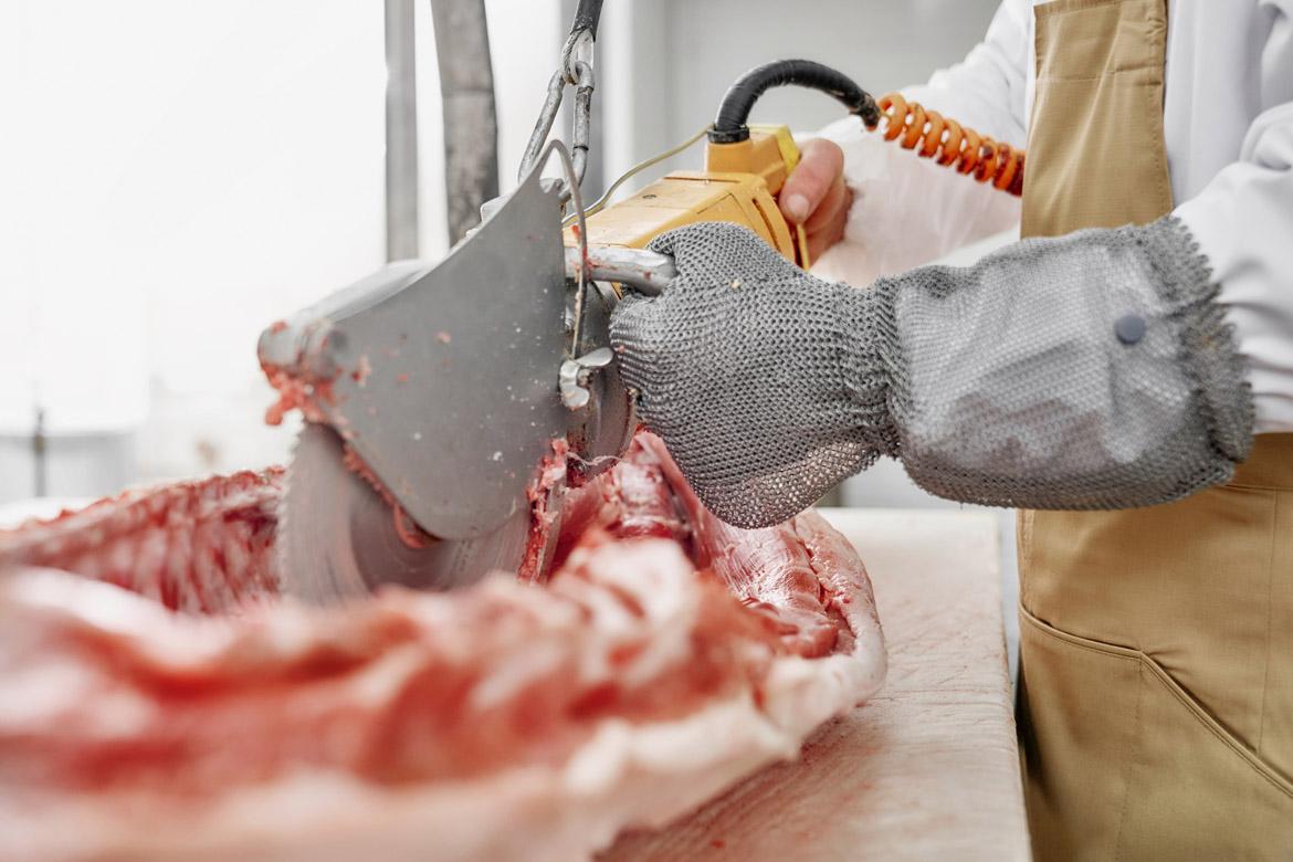 Fleisch: Zerlegearbeit in der Fleischfabrik