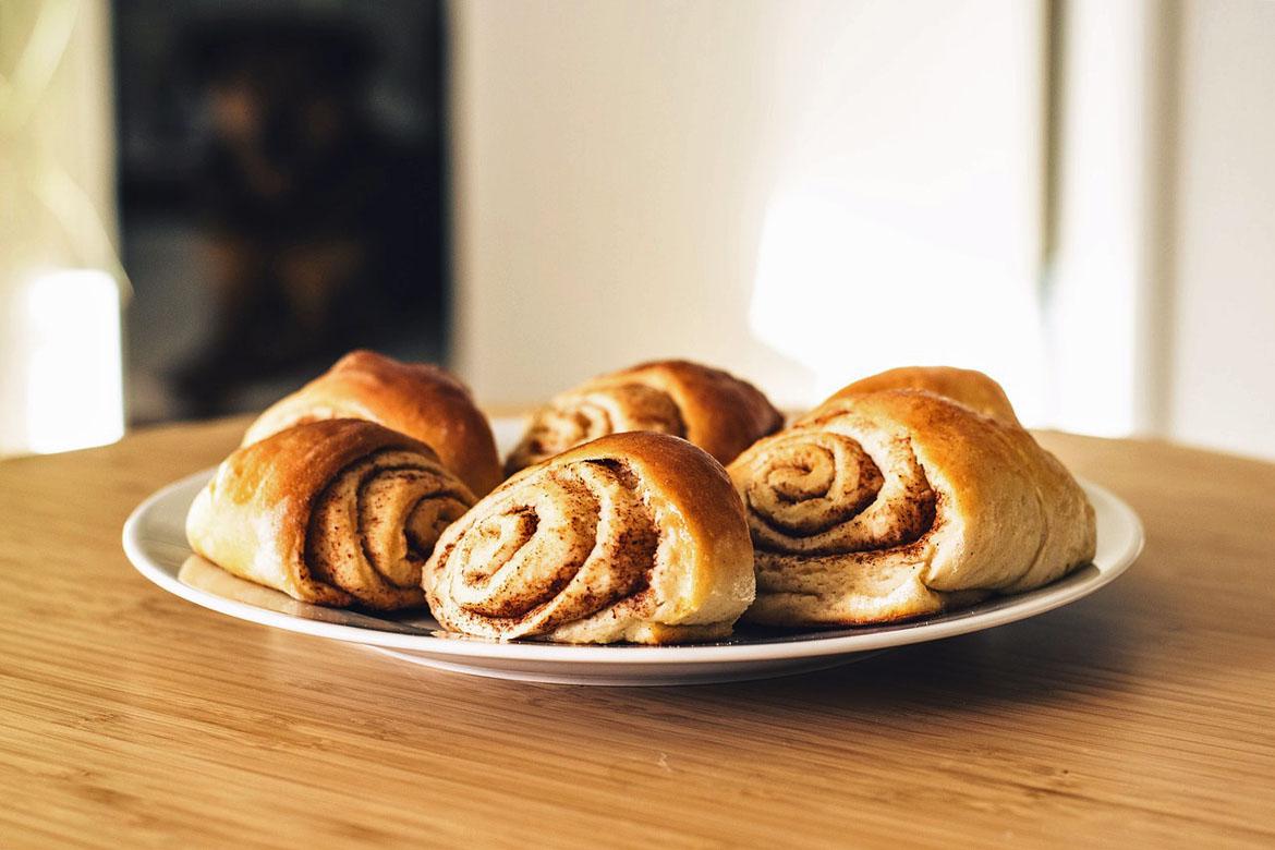 Zimtschnecken auf einem Teller
